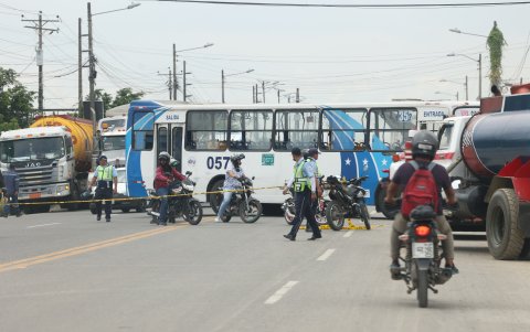 Por varias horas no se puso transitar en la vía Durán - Tambo en el tramo del kilómetro 3 1/2, donde ocurrió el atentado.