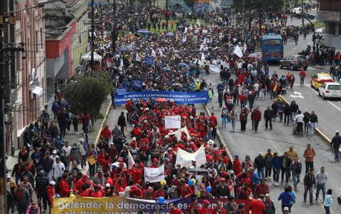 Los simpatizantes de Guillermo Lasso caminan de El Arbolito a la Asamblea.