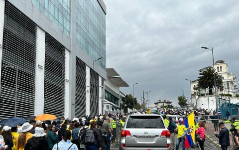 Manifestantes pasan las vallas que impedían el paso a la Asamblea, desde la esquina de la Contraloría.