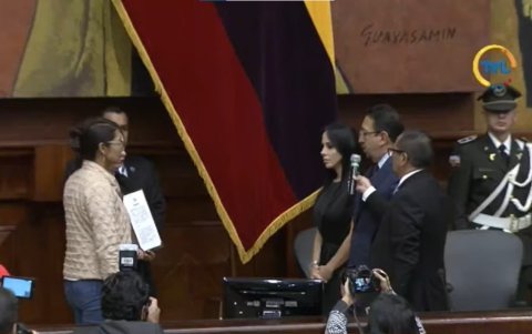 Janeth Llano (i) en su juramento como asambleísta principal.