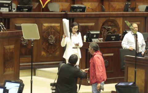 Viviana Veloz minutos antes de que inicie la sesión del juicio político contra Lasso en la Asamblea.