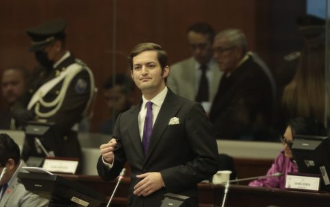 Asambleísta Esteban Torres durante su intervención en la sesión qué se lleva a cabo el juicio político al presidente Guillermo Lasso.