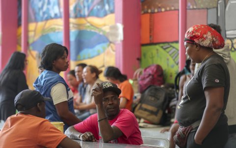 Migrantes permanecen en las instalaciones de la organización Cafemin mientras se resuelve su situación migratoria en Ciudad de México (México).