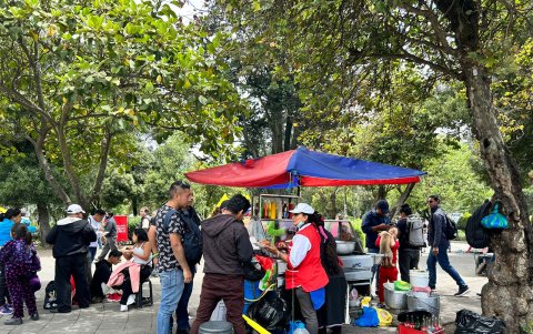 Los vendedores ofrecen desde chicles hasta banderas.