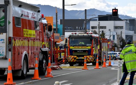 Los bomberos trabajan para sofocar las llamas en el hotel.