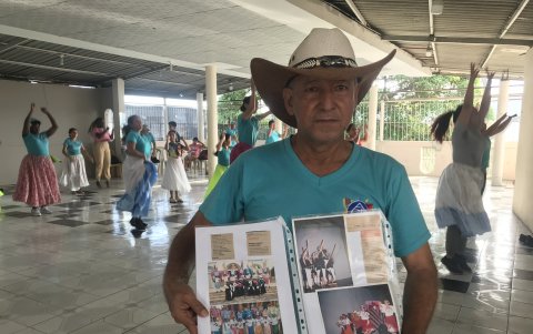 Recuerdos. Jaime Orellana, uno de los fundadores de la agrupación, exhibe un álbum.