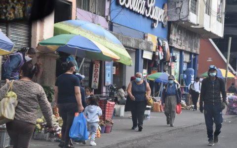 Comercio informal en una calle de Ambato.