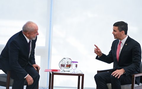 El presidente de Brasil, Luiz Inácio Lula da Silva (izq.), habla con el presidente electo de Paraguay, Santiago Peña,