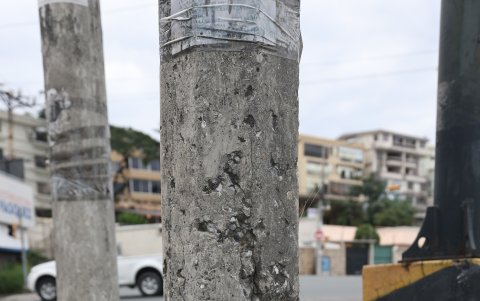 Así luce de cerca el poste ubicado en Urdesa