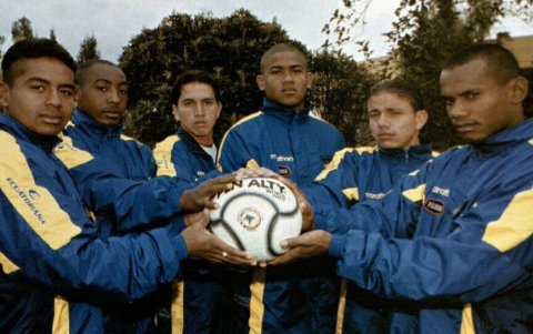 (De izq. a der.) Salas, Iza, Gavilánez, Aragón, Intriago y Esterilla fueron parte del equipo que clasificó al primer mundial sub-20 de Ecuador, en Argentina 2001.