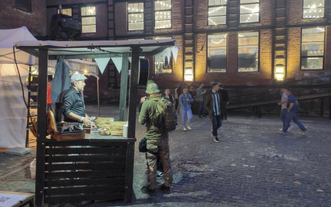 Un soldado se pasea en el recinto ferial, mientras espera probar uno de los platos que se oferta.