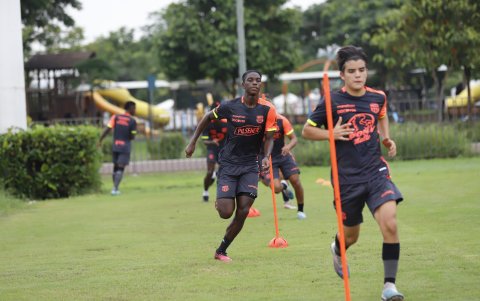 El delantero Allen Obando está en la sub-19, del entrenador Pablo Trobbiani.