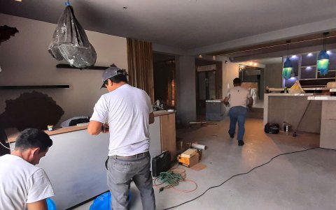 Edificación. Trabajadores ultiman detalles, previo a su inauguración.