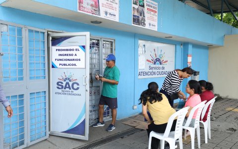 Servicio. Las ventanillas para la atención ciudadana permanecieron abiertas y recibiendo los documentos de los usuarios que se acercaban para realizar algún trámite respectivo.