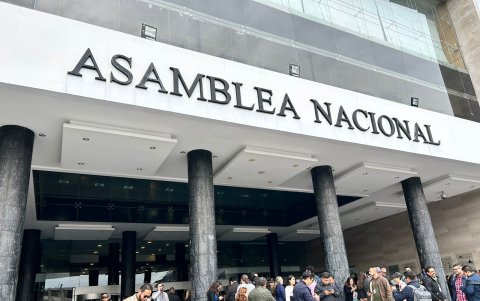 Periodistas, asesores, funcionarios de la Asamblea, entre otros, coparon las instalaciones de la Asamblea.