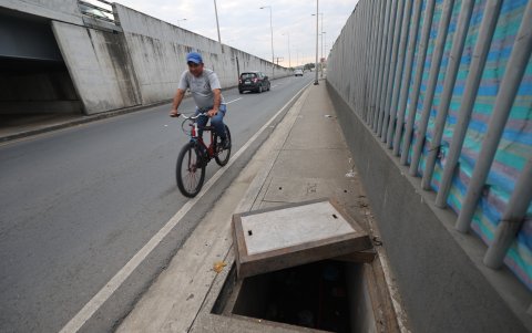 Robo. A lo largo de la estructura se observan cajas de conexiones eléctricas abiertas, y esto genera peligro para los transeúntes.