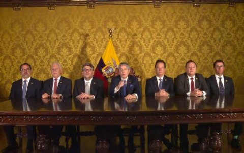 El presidente Lasso junto a parte de su gabinete anunciando la muerte cruzada.