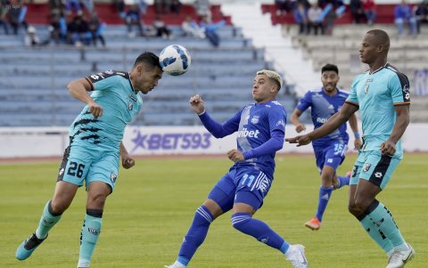 Arián Pucheta (i) y Pablo Cifuentes (d) forman parte de la sólida defensa del Cumbayá.