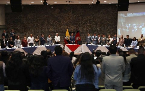Formalidad. Como parte del protocolo inicial se entonaron las notas del Himno Nacional.