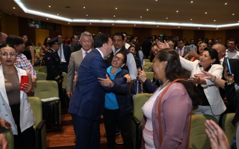 Saludo. Pabel Muñoz fue recibido por algunos simpatizantes, quienes lo estrecharon en señal de apoyo