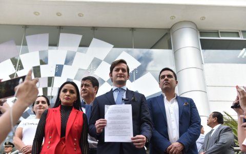 Yeseña Guamaní, Esteban Torres y Jorge Abedrabbo presentando la acción de inconstitucionalidad.