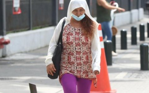 Por los solazos, algunas mujeres se parecen a las de Medio Oriente, improvisan sus burkas.