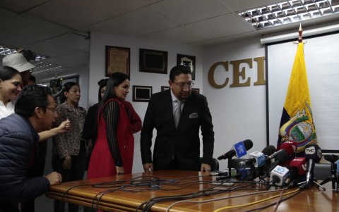 Yeseña Guamaní (i) y Virgilio Saquicela al término del primer día de la disolución de la Asamblea.