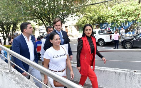 Los exlegisladores Esteban Torres (c) y Yeseña Guamaní (d) presentaron una de las cinco demandas.