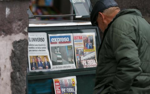 Un ciudadano ecuatoriano observa los periódicos un día después de la disolución del Parlamento, en Quito (Ecuador).