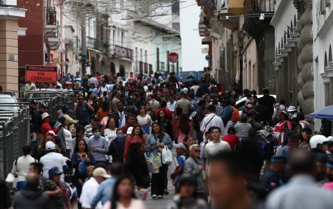 Personas caminan a las afueras del Palacio de Gobierno con una relativa tranquilidad, en Quito (Ecuador).