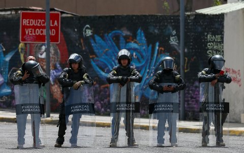 En la Capital lo militares ecuatorianos resguardan la Asamblea Nacional.