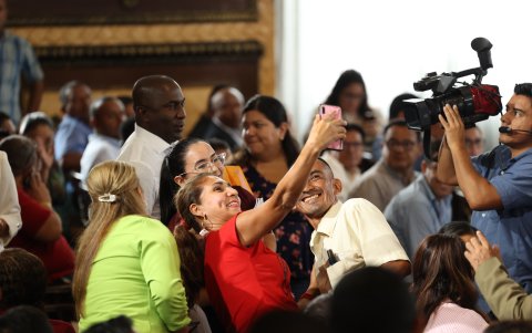 Instante. Blanca López, vicealcaldesa de Guayaquil, fue una de las ediles que se fotografiaron con los presentes. En la sesión hubo aplausos, barras y selfis.