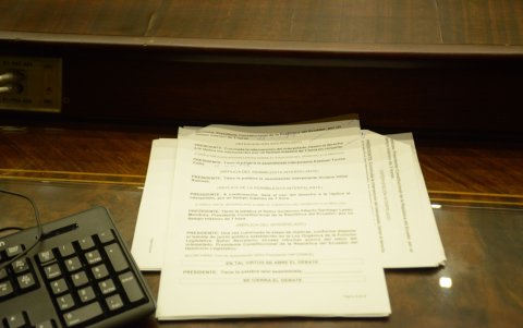 Fin. Los discursos o notas de los legisladores quedaron en las curules, en la espera de un segundo día del juicio político que no llegó.
