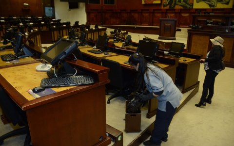Limpieza. Entre tres mujeres se encargan de dejar impecable este espacio, pese a que en seis meses no serán utilizados