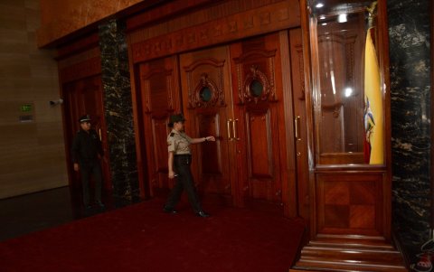 La seguridad interna sigue a cargo de la Policía Nacional. Afuera están las FF. AA.