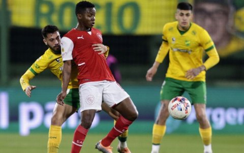 Juan Cazares vive horas duras con el Independiente de Avellaneda.