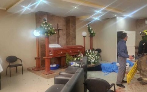 Dos cadáveres quedaron cerca del cofre del difunto. Serían las primeras víctimas de la jornada violenta.