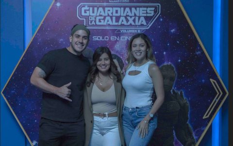 Stéfano Navas junto a Nicole Alonso, especialista en Marketing de Arcos Dorados Ecuador, y Vany Sánchez