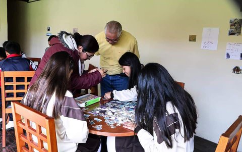 Sector. Un grupo de niños intenta armar el rompecabezas, que está distribuido en 260 piezas desmontables. La imagen es muy conocida entre los azuayos.
