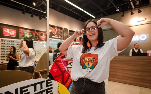 La artista muestra una de las camisetas pintadas para el día del lanzamiento de la nueva colección de Arnette.