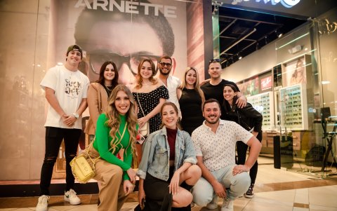 Los seguidores de la marca posan luego del desayuno.