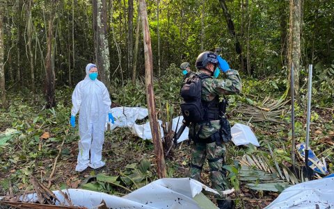Fotografía cedida por el ejército de Colombia de las labores de recuperación en el lugar de accidente de una avioneta que cayó en medio de la selva, el 18 de mayo de 2023, en el Guaviare (Colombia). L