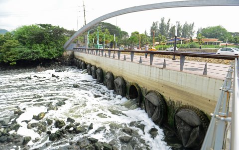 Estructura. Hasta las 11:00 del viernes 19 de mayo estaban abiertas dos de las catorce válvulas que se han colocado bajo el puente.
