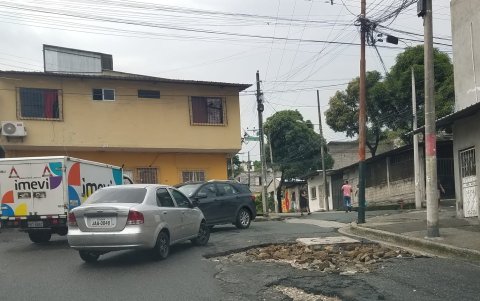 Este bache de la avenida Barcelona ha sido rellenado con piedras.