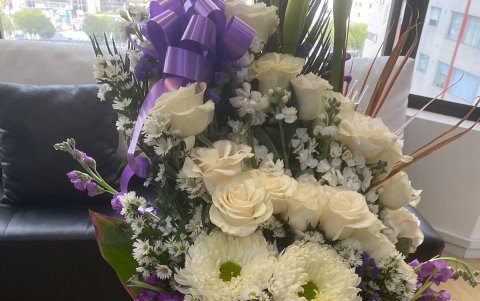 Arreglo. En cámaras de video se observa a la persona que las entrega, quien porta un casco de motocicleta