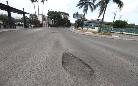 Realidad. En la intersección de Las Monjas y Carlos Julio Arosemena también se registran huecos.