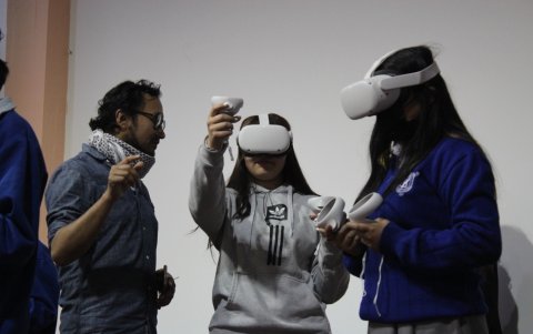 Los estudiantes disfrutan de lo que aprecian a través de las gafas desde donde se observa parte de la historia nacional