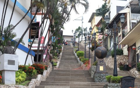 Escaleras. La ciudadanía anhela que el cerro sea un punto que atraiga como antes.