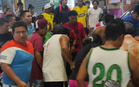 Tras el hecho, las personas se acumularon para tratar de auxiliar a los heridos