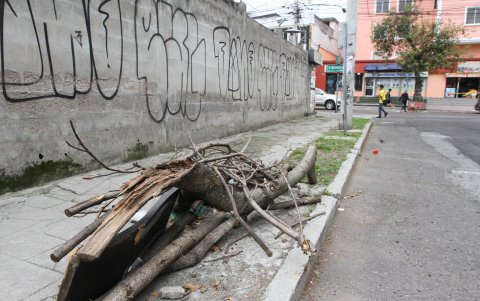 Escombros. Estos restos quedaron sobre la vereda, estorbando el paso